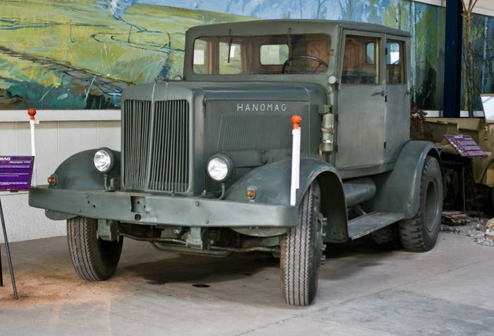 Танковый музей в Сомюре (Франция).Hanomag Zugmaschine ST 110 Танковый музей в Сомюре (Франция).Hanomag Zugmaschine ST 110
