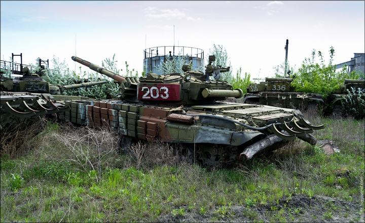 Кладбище танков на окраине Харькова (Украина). Кладбище танков на окраине Харькова (Украина).