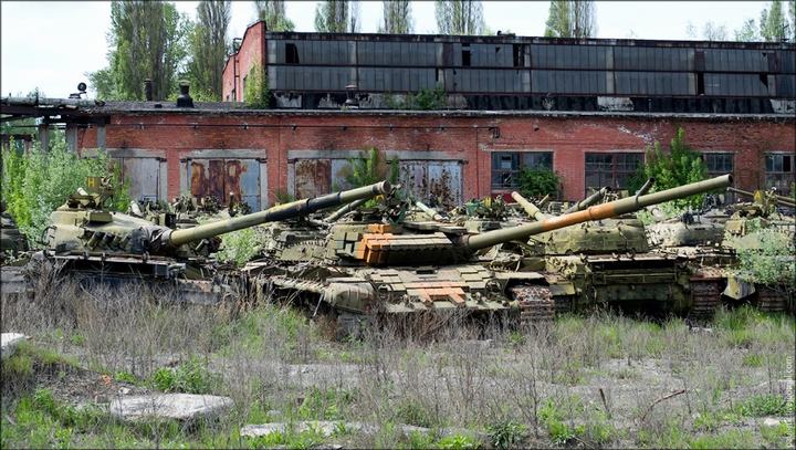 Кладбище танков на окраине Харькова (Украина). Кладбище танков на окраине Харькова (Украина).