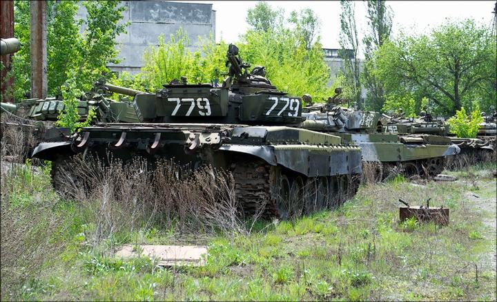 Кладбище танков на окраине Харькова (Украина). Кладбище танков на окраине Харькова (Украина).