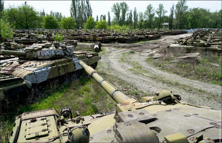 Кладбище танков на окраине Харькова (Украина). Кладбище танков на окраине Харькова (Украина).