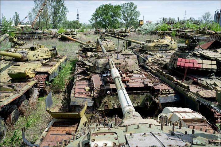 Кладбище танков на окраине Харькова (Украина). Кладбище танков на окраине Харькова (Украина).