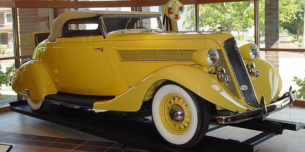 Национальный музей истории Studebaker в Саут-Бенде (США, Индиана).Studebaker Commander Roadster 1935 г Национальный музей истории Studebaker в Саут-Бенде (США, Индиана).Studebaker Commander Roadster 1935 г